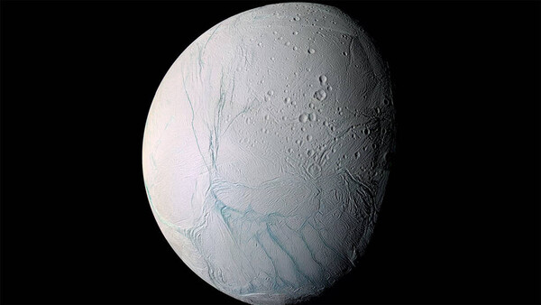 15일 나사에 따르면 카시니 우주탐사선의 관측자료 분석 결과 토성의 위성 '엔셀라두스'에서 생명체에 필수적인 화학 원소 '인'이 발견됐다. 지구 밖에서 인이 발견된 것은 이번이 처음이다. 사진은 2005년 카시니호가 촬영한 엔셀라두스의 모습. [사진=NASA]