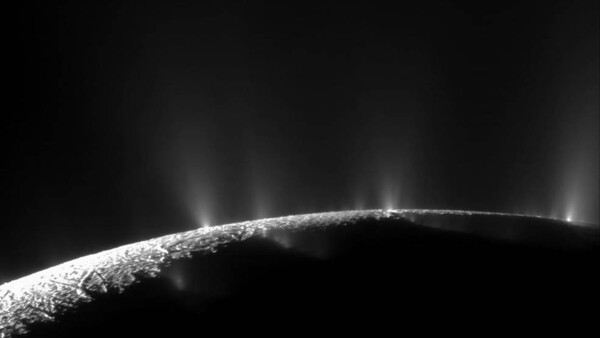 2009년 카시니호가 촬영한 엔셀라두스에서 분출되고 있는 간헐천의 모습. [사진=NASA] 