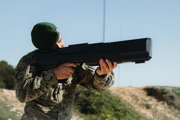 크로아티아 군인이 QR-07S3 드론 방해 전파 무기를 사용하는 장면. 드론 버스터와 다른 방해 전파 무기도 총과 유사한 형태를 지녔다. [사진=Mariah Y. Gonzalez / US Army]