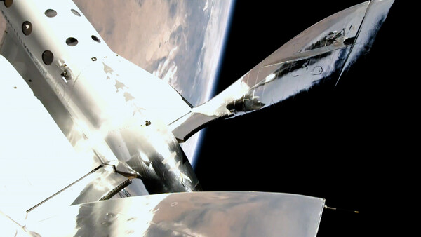 시험 비행 도중 우주 공간에 도달한 스페이스쉽투 VSS 유니티