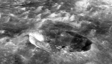 다누리가 촬영한 달 뒷면의 '실라르드 엠 크레이터' 지역. [사진=과학기술정보통신부]