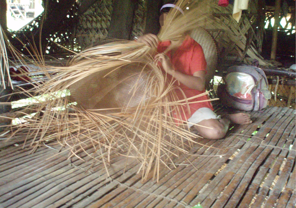 필리핀 팔라완 원주민이 나무로 작업하는 모습 [자료=The invisible plant technology of Prehistoric Southeast Asia: Indirect evidence for basket and rope making at Tabon Cave, Philippines, 39–33,000 years ago]