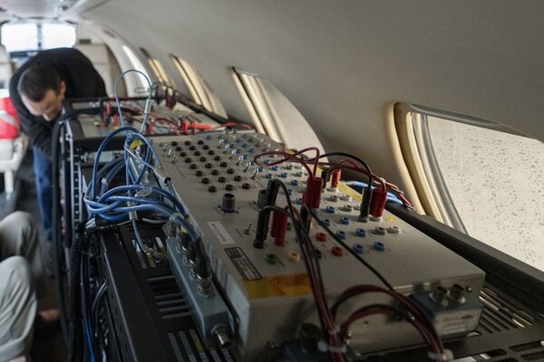 노스롭그루먼에서 시험비행을 하기 전 비행기에 설치한 EGI-M을 정비하고 있다. [사진=Northrop Grumman]