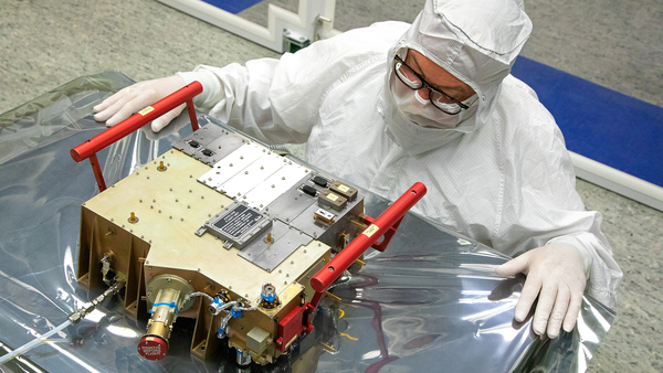 SwRI 연구소에서 JUICE 탐사선에 장비할 자외선 분광기(UVS)를 준비하고 있다. [사진=Southwest Research Institute]
