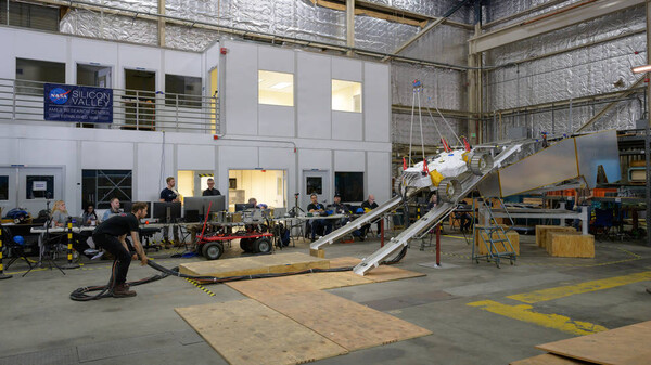 캘리포니아 실리콘밸리 NASA 에임스 연구소에서 바이퍼 탐사선이 좌우 기울기가 다른 경사로를 이동하고 있다. 위로 연결된 네 전선은 전력을 공급하고 명령을 수신한다. [사진=NASA / Dominic Hart]