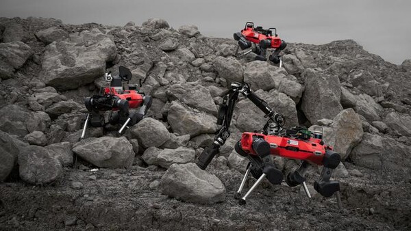 스위스 지역 자갈에서 팀으로 임무를 수행하고 있는 로봇들 [사진=ETH Zurich / Takahiro Miki]