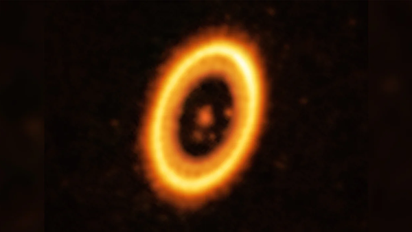 ALMA 망원경으로 지구에서 거의 400광년 떨어진 곳에 위치한 젊은 행성계 PDS 70을 촬영한 사진. 중심에는 항성이 있으며, 그 주위를 PDS 70 b가 돌고 있다. PDS 70b와 같은 궤도에서 천문학자들은 새로운 행성을 구성하고 있거나 한 때 행성이었던 암석으로 구성된 잔해 구름을 발견했다. [사진=발살로브레-루자 외 / ALMA(ESO/NAOJ/NRAO)]