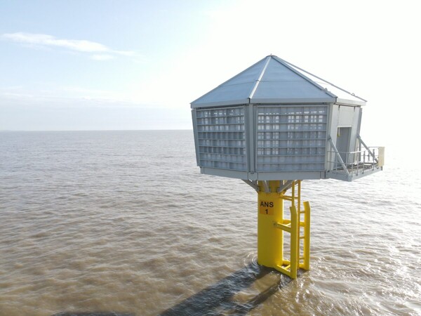 영국 해안가 위에 건설된 거대 인공 둥지 구조물(ANS). 세가락 갈매기를 보호하기 위해서 세운 쉼터다. [사진=RED7MARINE]