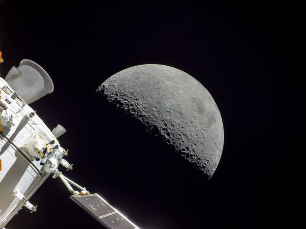 무인 우주선 오리온이 우주에서 달을 촬영한 모습 [사진=NASA]