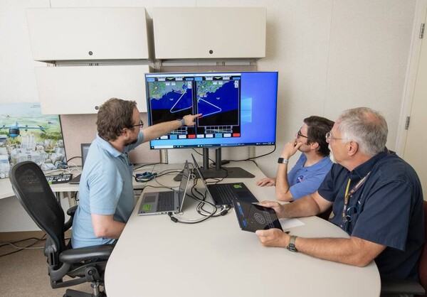 에단 윌리엄스 나사 수석 소프트웨어 개발자(오른쪽)와 스콧 하우 NASA 조종사, 그리고 잰 스콧필드 작전 실험 컨설턴트가 가상 환경에서 시험 비행을 진행하고 있다. [사진=NASA]