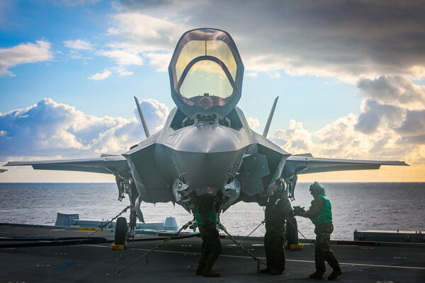 미 해군이 퀸 엘리자베스급 항공모함 위에서 F-35B 라이트닝 II 전투기를 점검하고 있다. [사진=Zachary Bodner / US NAVY] 