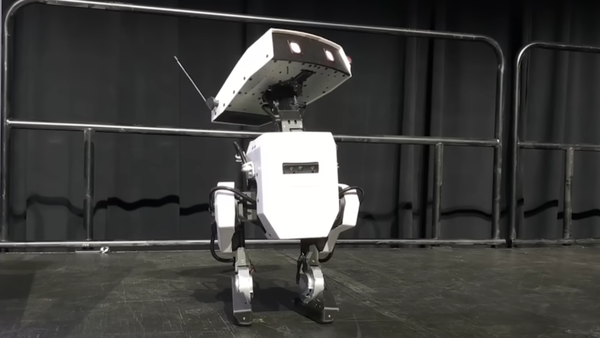 디즈니가 개발한 이족보행 로봇은 영화 캐릭터 같이 행동하는 모습을 보여주었다. [사진=디즈니 유튜브 캡처]