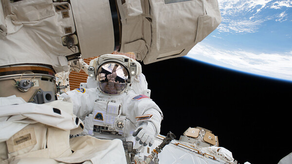 NASA 우주비행사 마크 반데 헤이가 로봇 팔 유지보수 작업을 시작하기 위해 우주유영을 하는 모습. [사진=NASA]