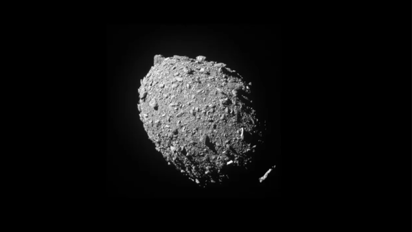 NASA 우주선이 2022년 9월 26일 소행성 디모르포스 표면에 충돌하기 2초 전 촬영한 사진. [사진=NASA/존스 홉킨스 APL]